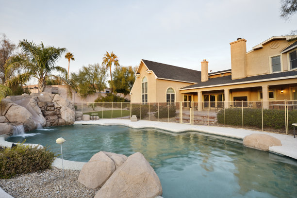 后院有石头和游泳池图片下载