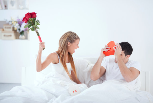 夫妻在床上图片下载