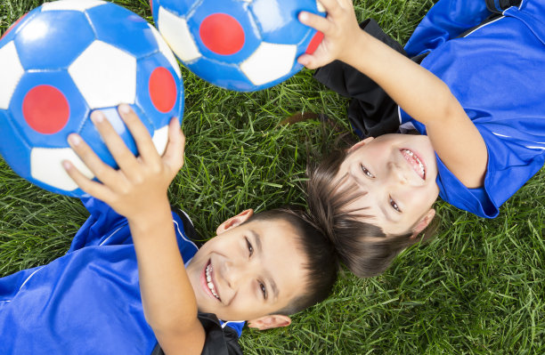小男孩和小女孩暂时告别足球图片下载