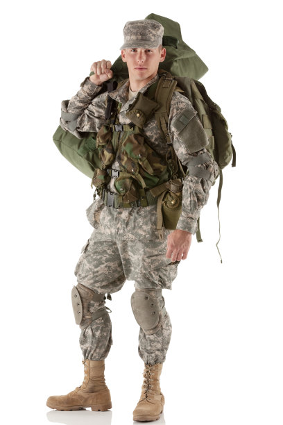 带着行李的士兵图片下载