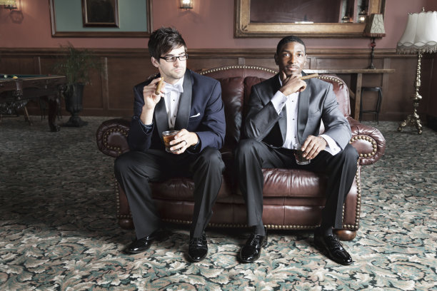 年轻人穿燕尾服参加派对结婚图片下载