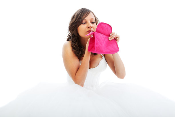 年轻的新娘在脸上作画图片下载