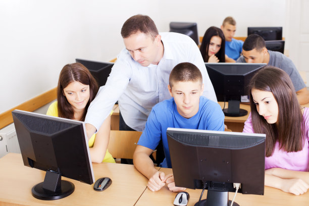 在高中上计算机课。图片下载