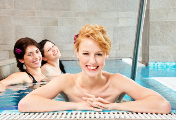 朋友们在游泳池里玩图片下载