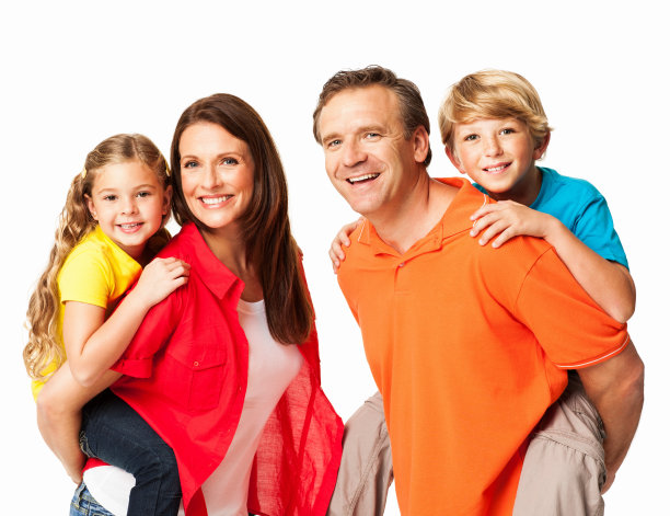 父母给孩子背靠背-孤立图片下载