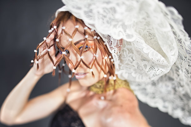 穿着复杂服装的女孩图片下载