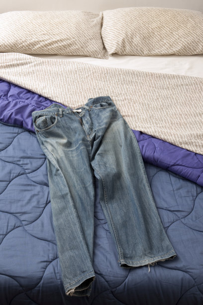 床上穿旧牛仔裤图片下载