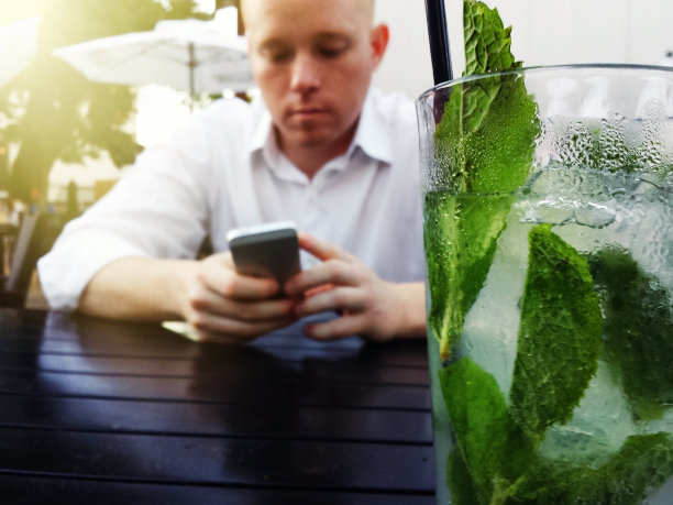 发短信在饮料图片下载