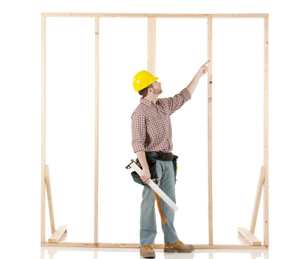 木匠在木框架上工作的木匠图片下载