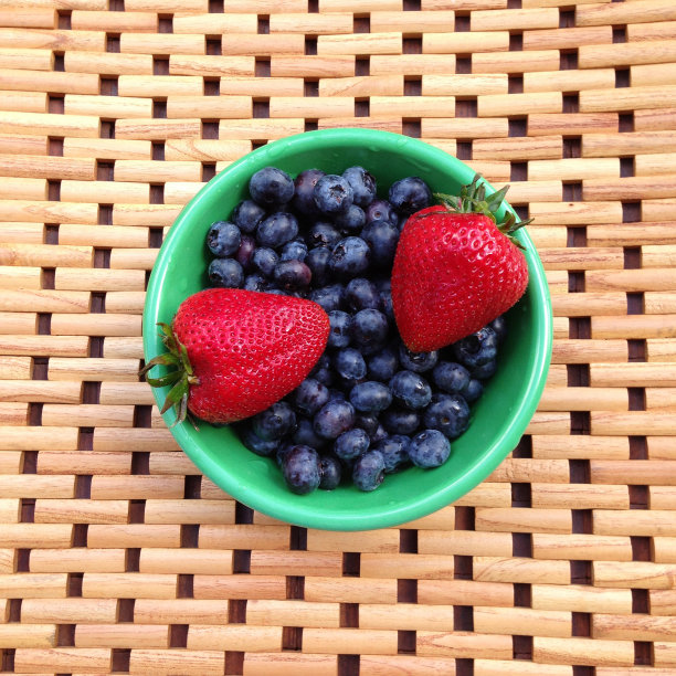 一碗蓝莓和草莓图片下载