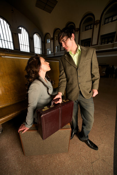 一对情侣在旅行时浪漫地凝视着对方图片下载