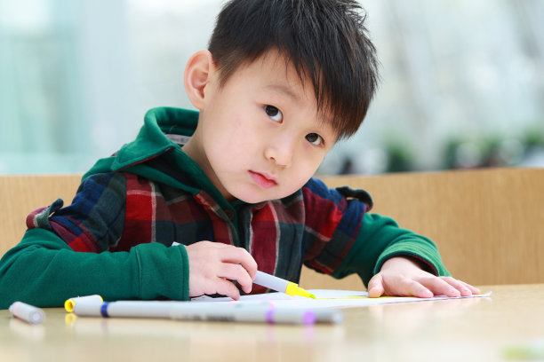 可爱的男孩看着相机的照片图片下载