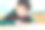 可爱的男孩看着相机的照片图片下载