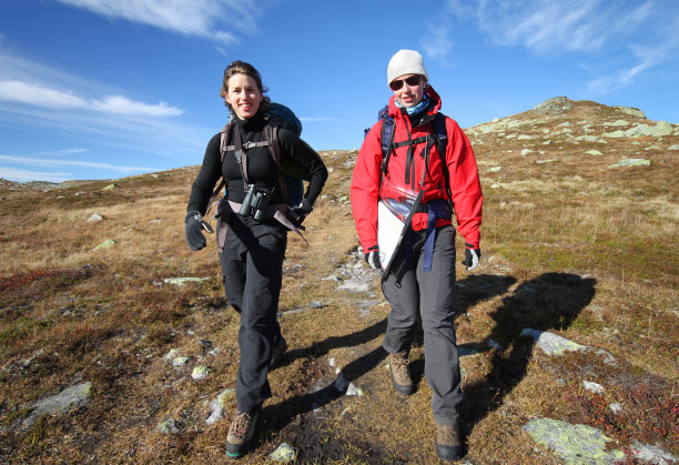 年轻女性徒步旅行图片下载