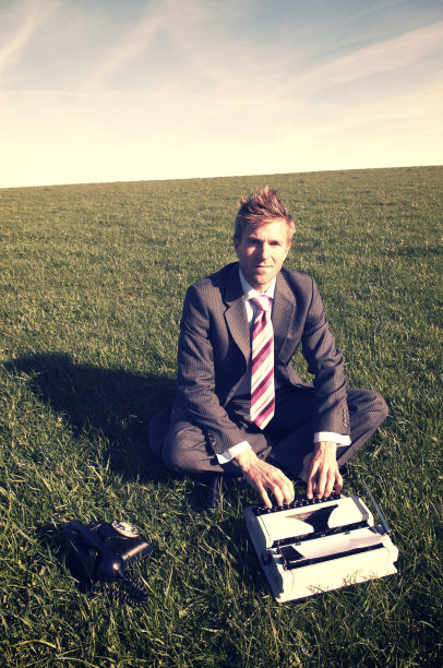 商人坐在旧打字机上打字图片下载