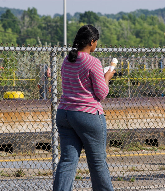 带蛋筒冰淇淋的女孩图片下载