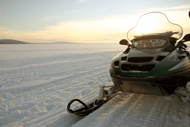 雪地上的滑雪摩托图片下载