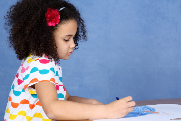 彩色照片的小女孩与卷发染色图片下载