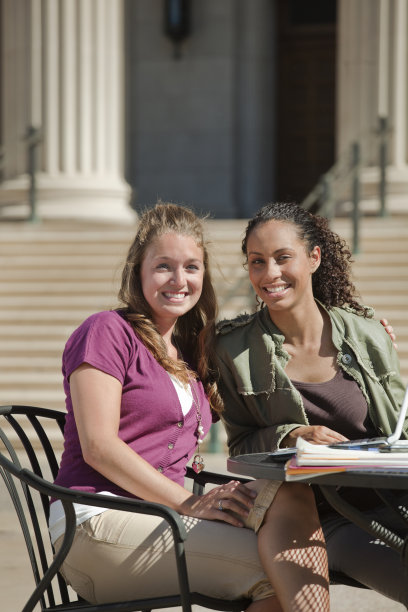 两个学生朋友在大学校园户外一起学习图片下载