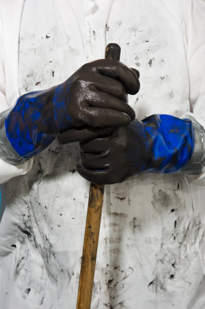 油污清理工人图片下载