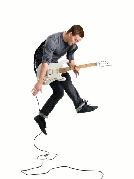 弹吉他的年轻人图片下载