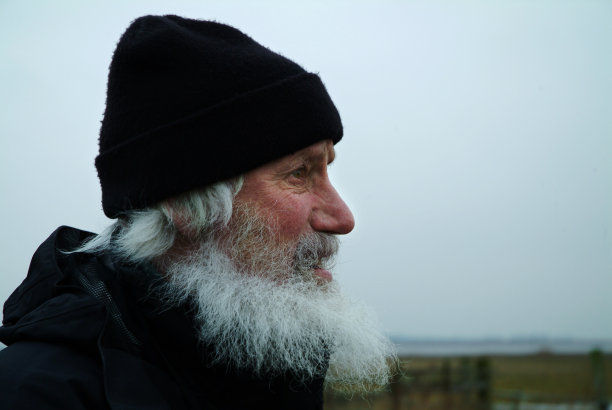 留着胡子的资深观鸟者图片下载