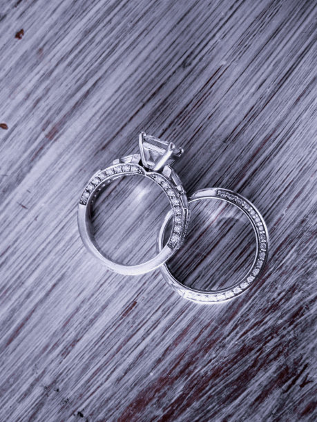 钻石订婚戒指和铂金婚戒图片下载