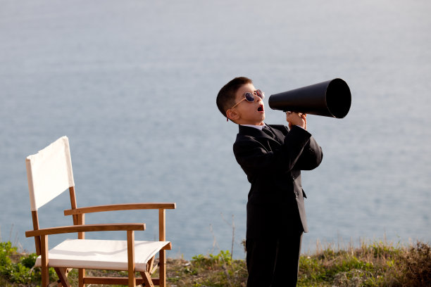 小男孩穿着漂亮的西装，像电影导演一样图片下载