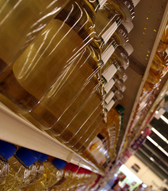 杂货店过道上一排排的食物图片下载