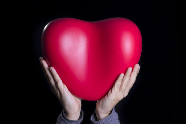 持有的心图片下载