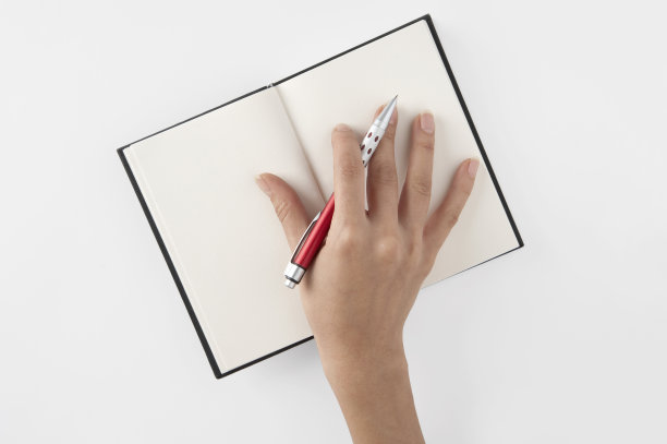 写笔记本的女人图片下载