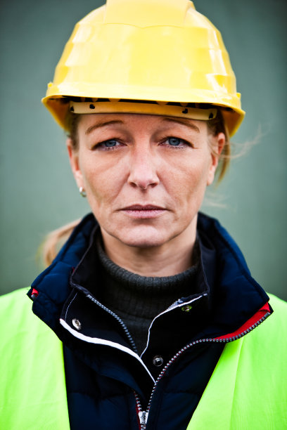 手工女工人在黄色安全帽，肖像图片下载