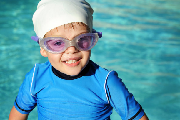 小的游泳运动员图片下载