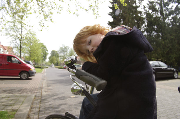 红头发的孩子坐在自行车上图片下载