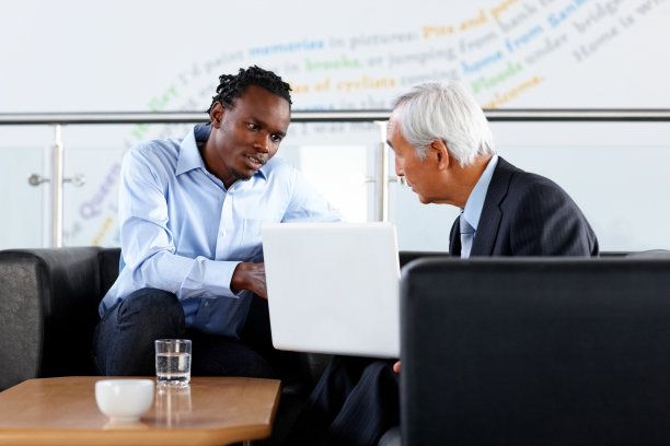 两个商人在讨论商业计划图片下载