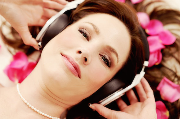 迷人的女人用耳机听音乐图片下载