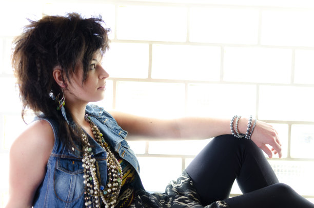 迷人的年轻朋克女孩在秋天图片下载