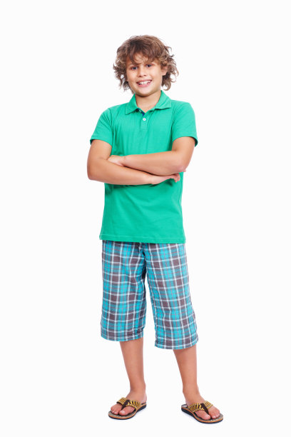 小男孩双手交叉，孤立在白色背景上图片下载