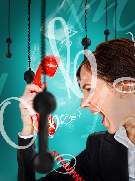 愤怒的女商人对着电话大喊大叫图片下载