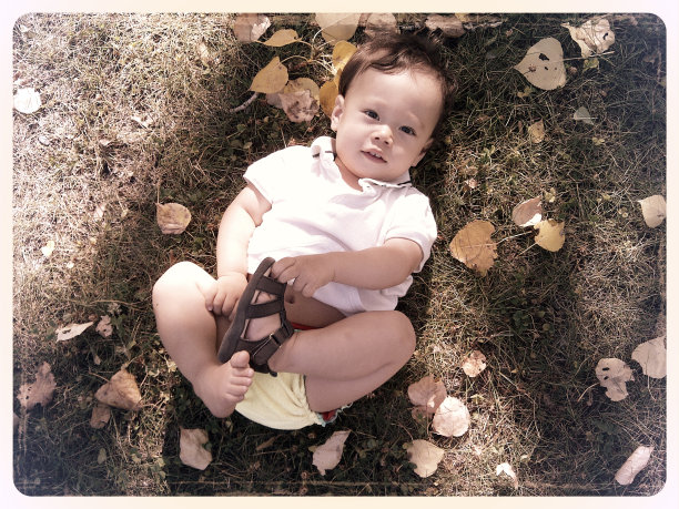 小男孩躺在草地上图片下载