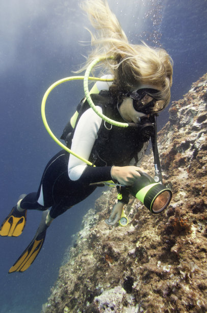 女性戴水肺的潜水员图片下载