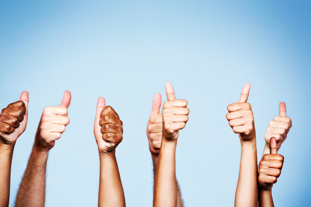 蓝色背景下竖起八个大拇指表示赞同图片下载