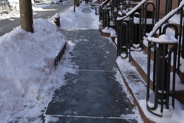 雪铲掉了布鲁克林的一条青石人行道图片下载
