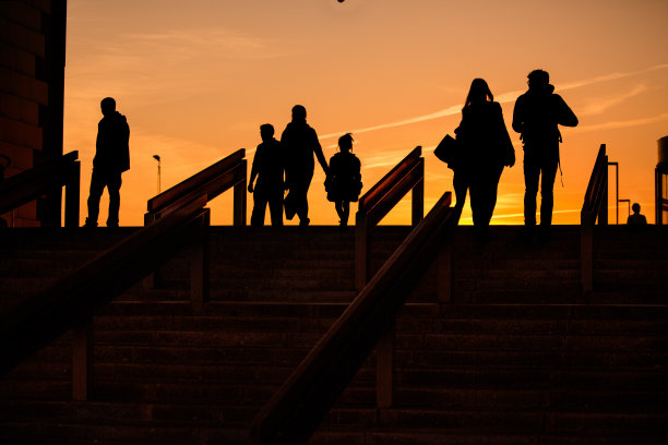 日落时楼梯上人影的剪影图片下载