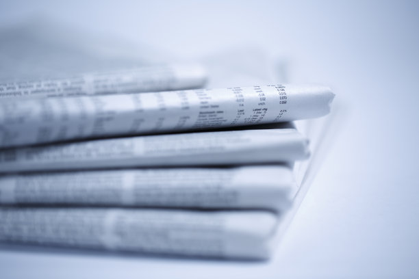 报纸孤立在白色背景上图片下载