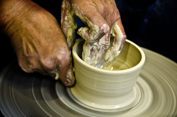 陶工用粘土做罐子图片下载