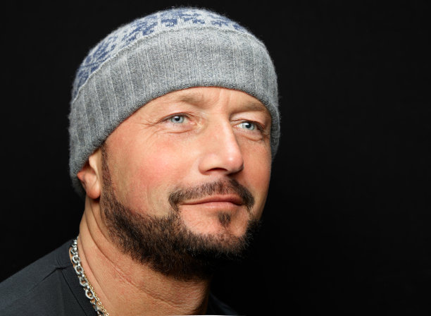 男人在冬天的帽子。彩色图像图片下载