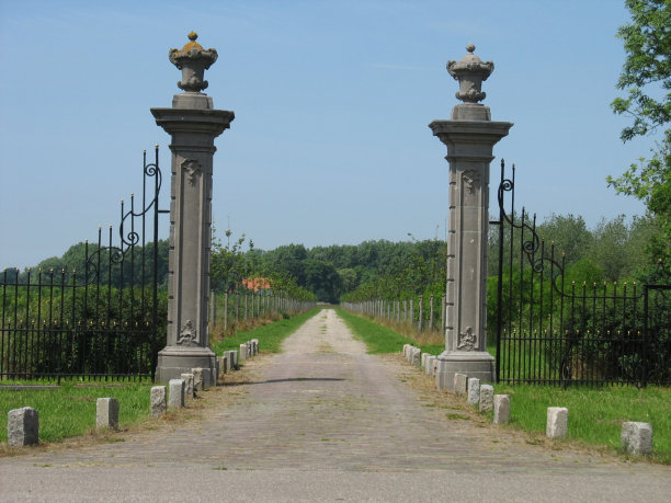 铁栅栏和车道的大门图片下载