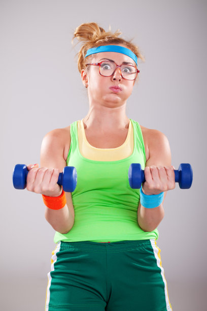 书呆子健身女孩在做举重练习图片下载