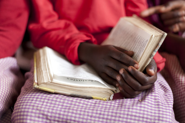 非洲女学生在读圣经图片下载